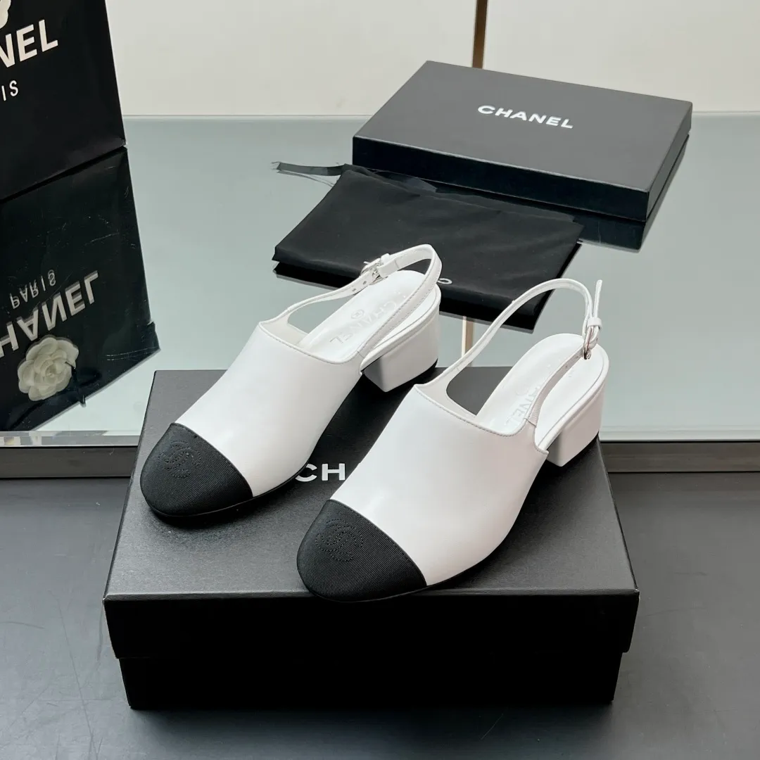 👟👟Ex-factory price 580👟👟 Top quality! Chanel Xiaoxiang 25C early spring new product, thick-heeled cap-toe sandals and back-strap single shoes. Grandma Xiang’s always elegant and ladylike temperament, full of high-end sense, very nice on the feet ~ French style, really beautiful to the top of my heart! An elegant and romantic fairy should be like this! The minimalist color scheme is deeply rooted in people's hearts~ It goes well with either skirts or casual wear! Whether worn barefoot or paired with skirts or trousers, it is very versatile! Incomparably beautiful! Special fairy ✔ Check out the details of my house and take real photos. Fabric: Sheepskin ➕ Grosgrain. Inner pads: all silk sheepskin. Outsole: cowhide outsole imported from Italy. Heel height: 4.5cm. Size: 35-39 (40/41 customized). Comes with counter 🇮🇹 authentic packaging.
